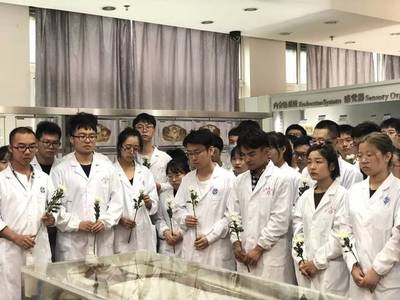 关注丨解剖第一课,中南大学湘雅医学院百名学生致敬“大体老师”